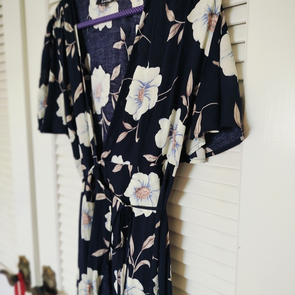 LuLu Navy Blue White Floral Hi-Lo 100% Rayon Wrap Dress Size Large - Picture 3 of 9